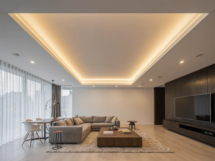 Controsoffitto perimetrale in cartongesso con strip LED integrate per illuminazione indiretta